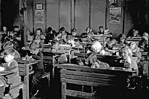 1954_55_klasse in der schulbaracke